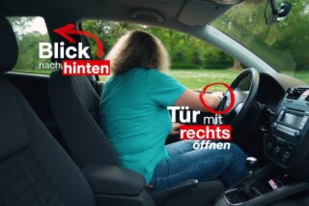 Eine Autofahrerin öffnet die Autotür mit dem Holländischen Griff und schaut sich dabei nach hinten um., Link auf Der Holländische Griff – Rücksicht mit Rückblick