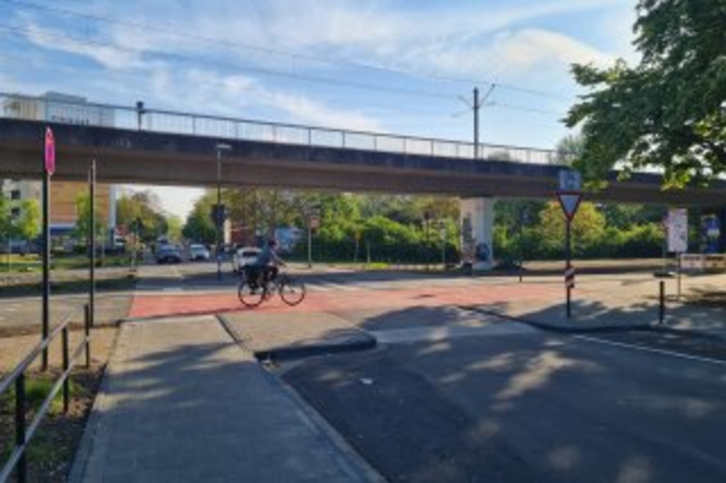 Vofahrtsberechtigter Rad- und Fußweg am Niehler Gürtel, Link auf Radverkehrsplanung Niehler Gürtelrechen