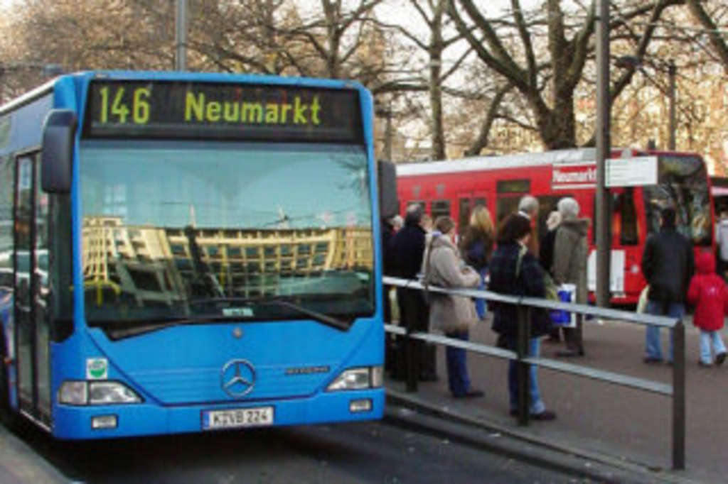Bus und Stadtbahn an der Haltestelle Neumarkt, Link auf Kölner Verkehrsbetriebe