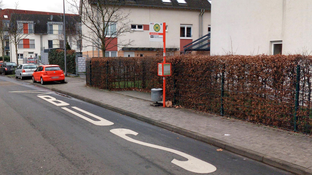 Blick auf die Bushaltestelle Hopfenstraße in Kalk. Im Hintergrund sind Autos zu sehen., Link auf Barrierefreier Umbau von drei Bushaltestellen der Linie 157