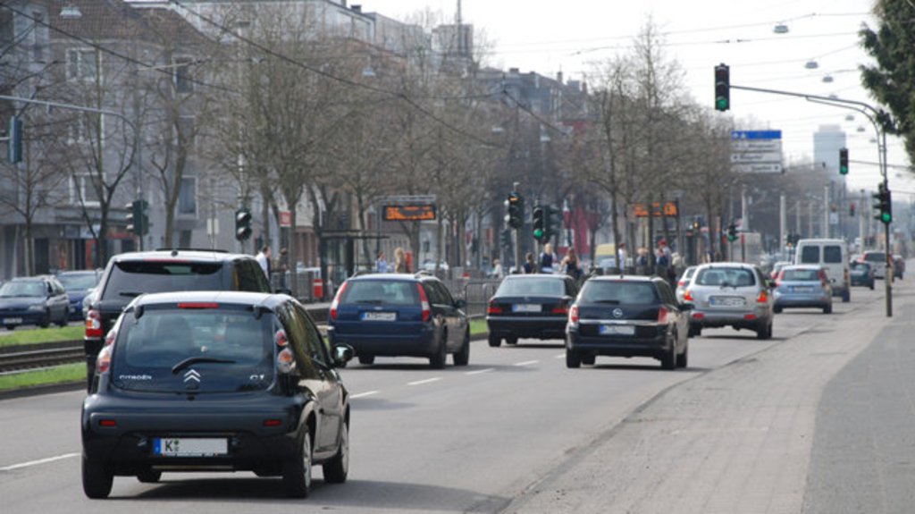 Auto im Staraßenverkehr, Link auf Verkehr - Stadt Köln
