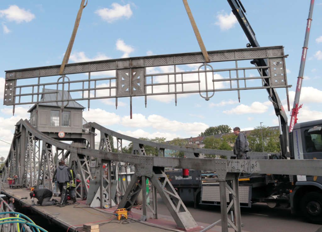 Abbau historisches Geländer an der Deutzer Drehbrücke