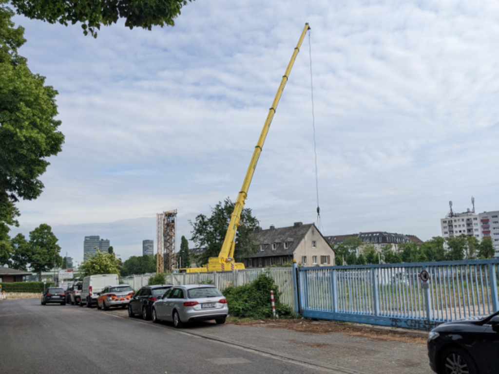 Abbau des Schutzzeltes um die Deutzer Drehbrücke: hier eine Ansicht des verwendeten Autokrans