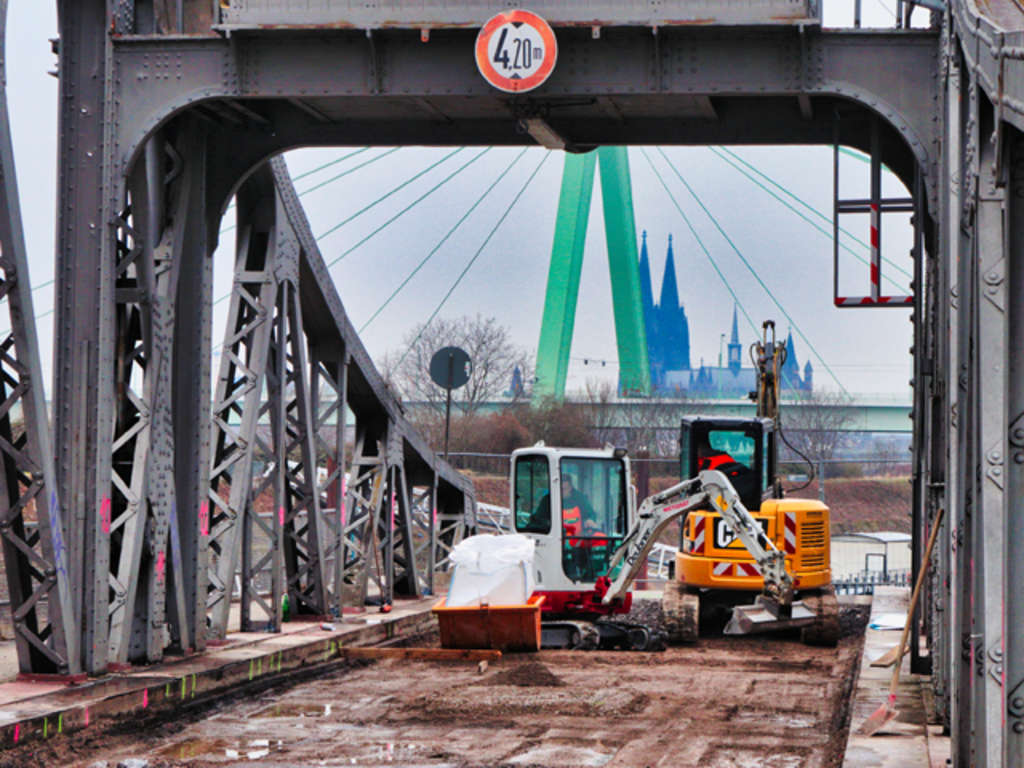 Abbruch der Betonfahrbahn