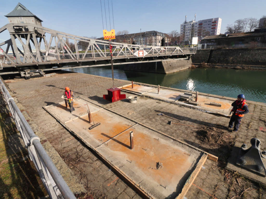 Anbringen von Blöcken als Unterbau der Pressen