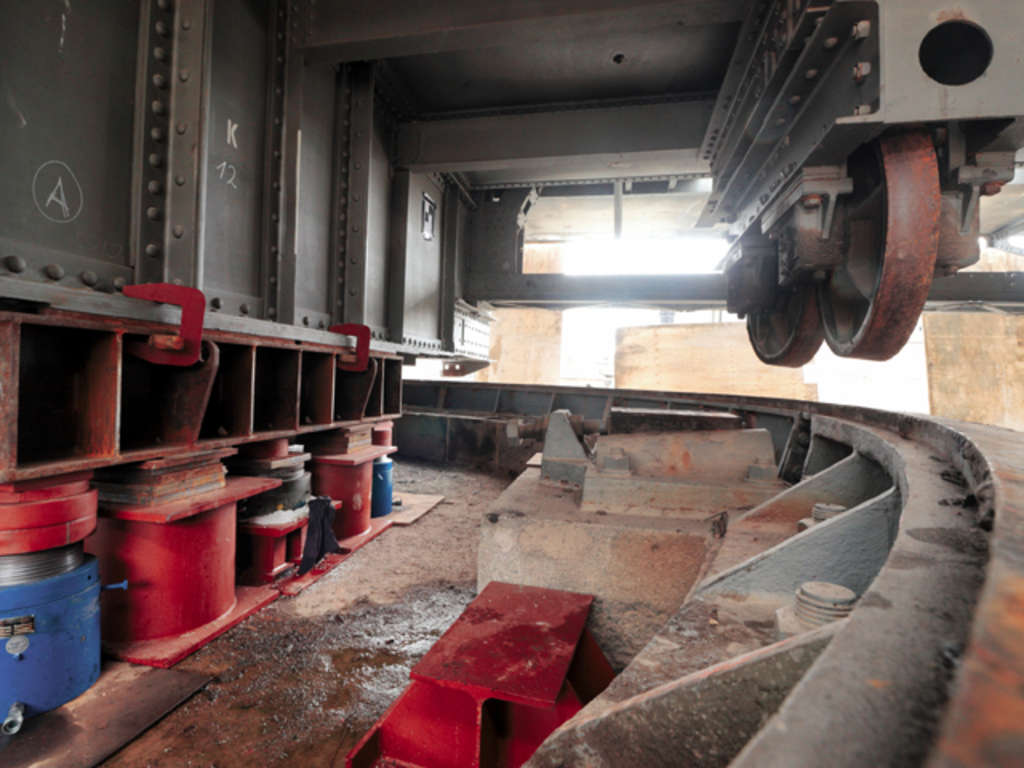 Anheben der Deutzer Drehbrücke