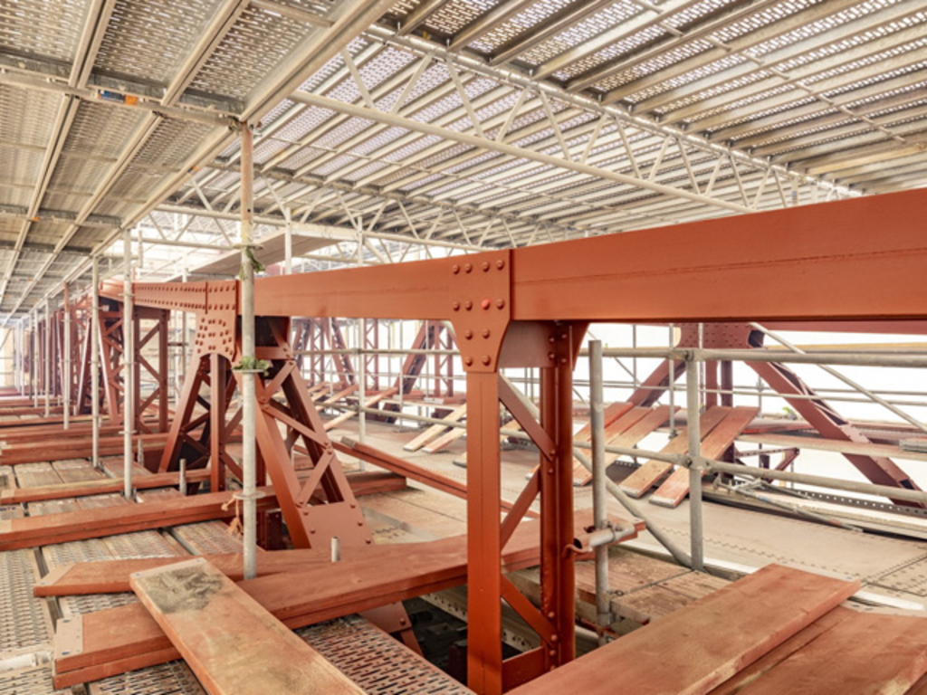 Aufbringen der Grundbeschichtung an der Deutzer Drehbrücke