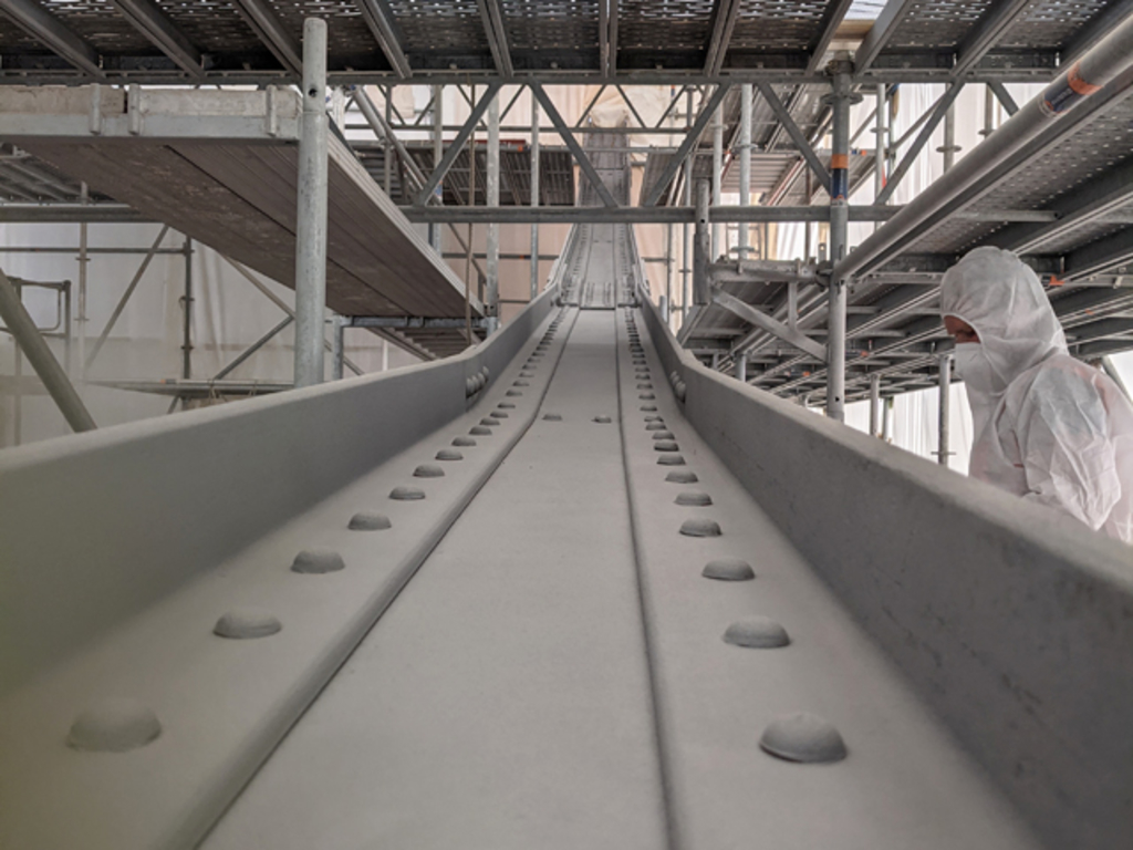 Aufgetragene Grundbeschichtung an der Deutzer Drehbrücke