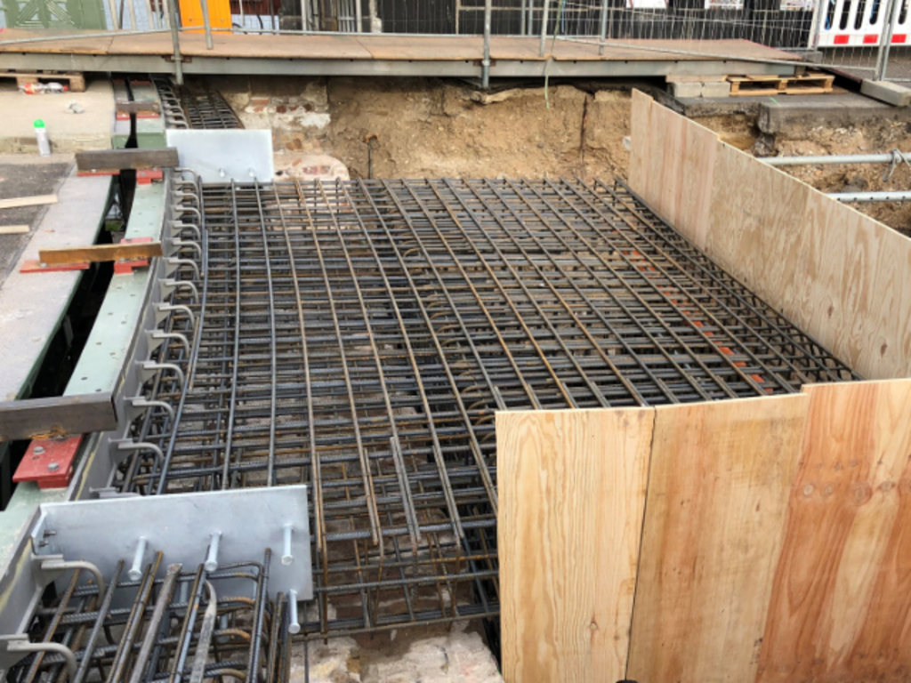Zu sehen ist die Bewehrung des Fundamentes für die Übergangskonstruktion an der Ostseite der Deutzer Drehbrücke.
