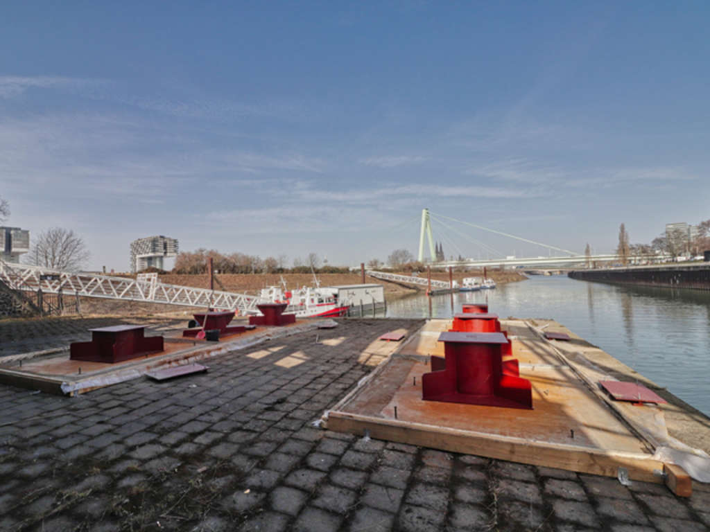 Blöcke als Unterbau der Pressen zum Anheben der Brücke