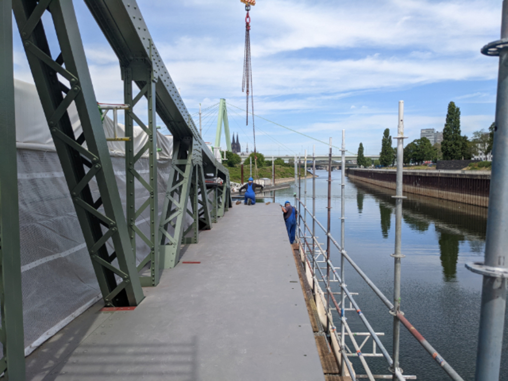 Einbau einer Übergangskonstruktion an der Deutzer Drehbrücke zur Vorbereitung auf die Beschichtung der Gehwege