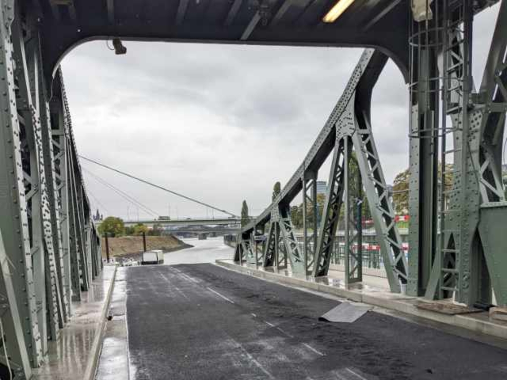 Fertigstellung des Straßenbaus auf der Brücke