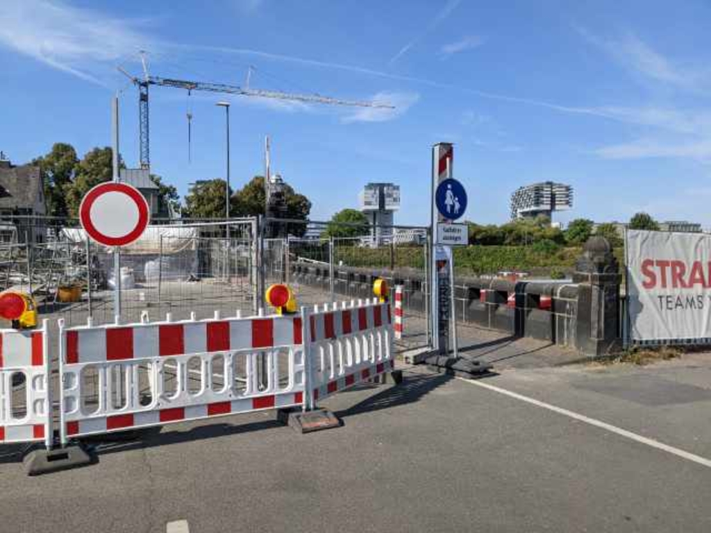 Drehbrücke geöffnet für den Fuß- und Radverkehr