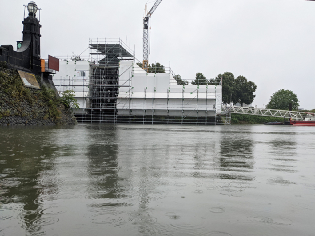 Hochwasser an der eingerüsteten Deutzer Drehbrücke