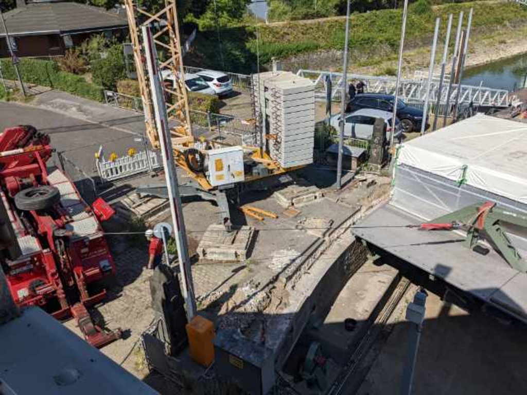 Drehen der Drehbrücke mit Kettenzügen