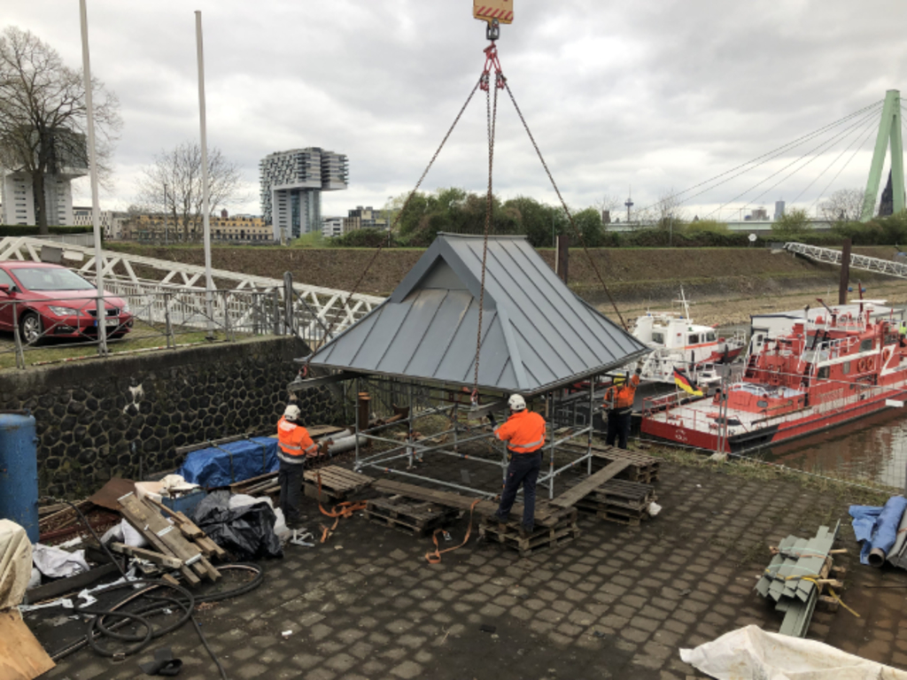Montage des neuen Maschienenhaus auf der Deutzer Drehbrücke