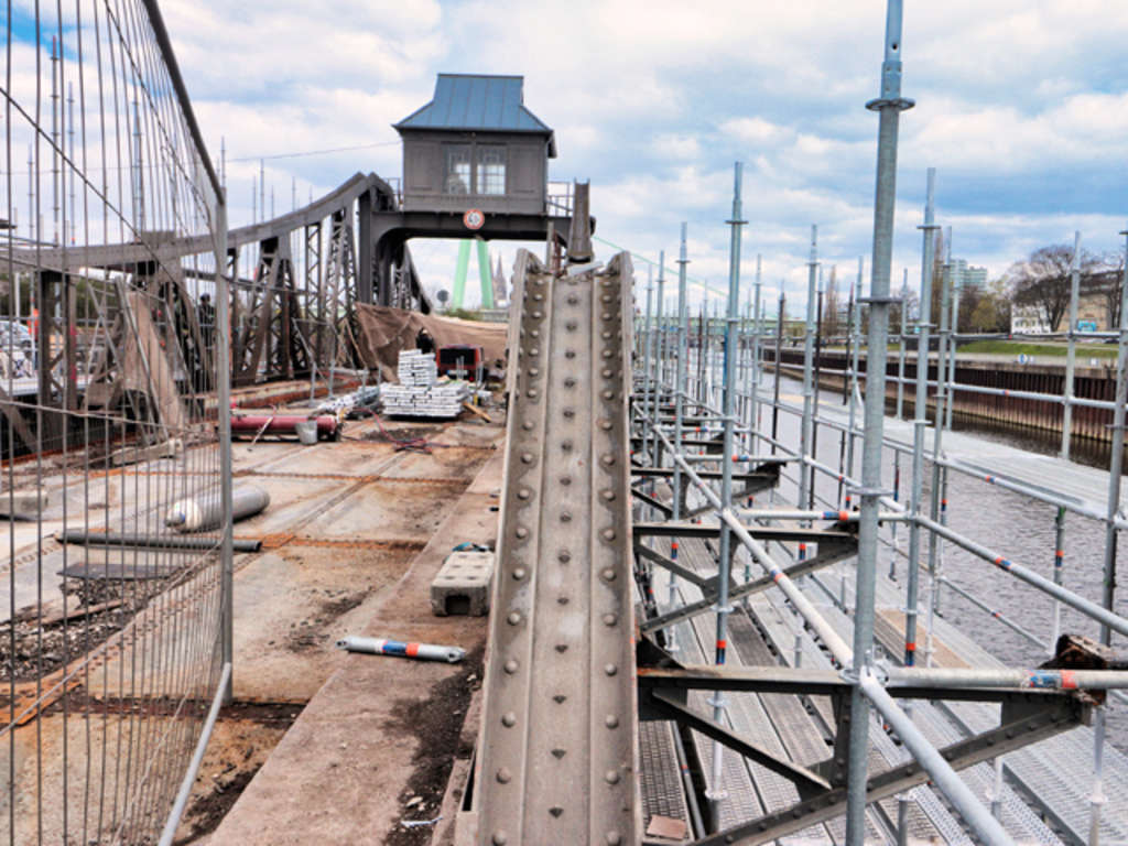 Montage des Schutzgerüsts an der Deutzer Drehbrücke
