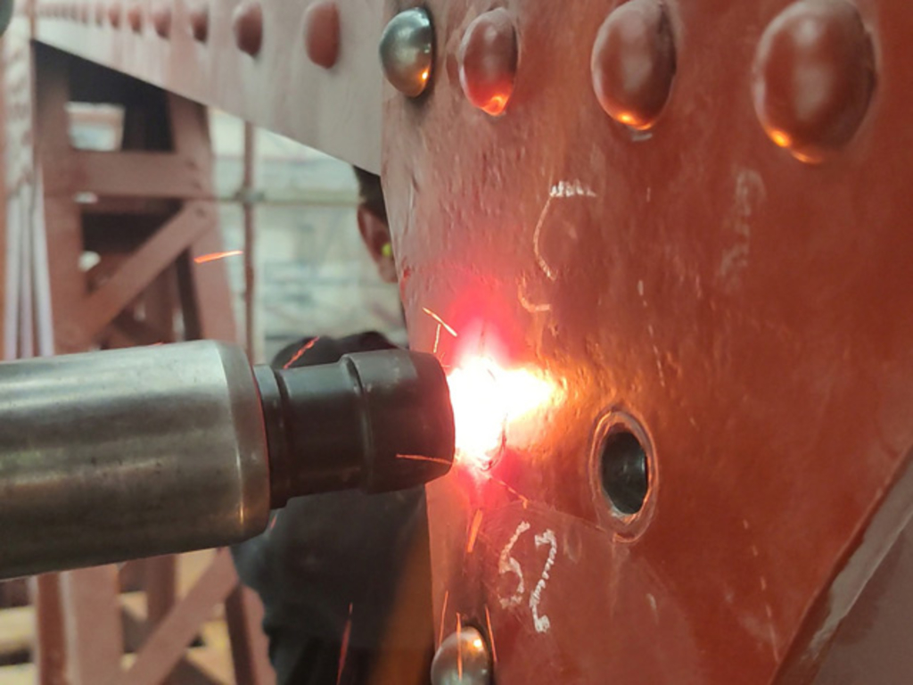 Nietarbeiten an der Deutzer Drehbrücke