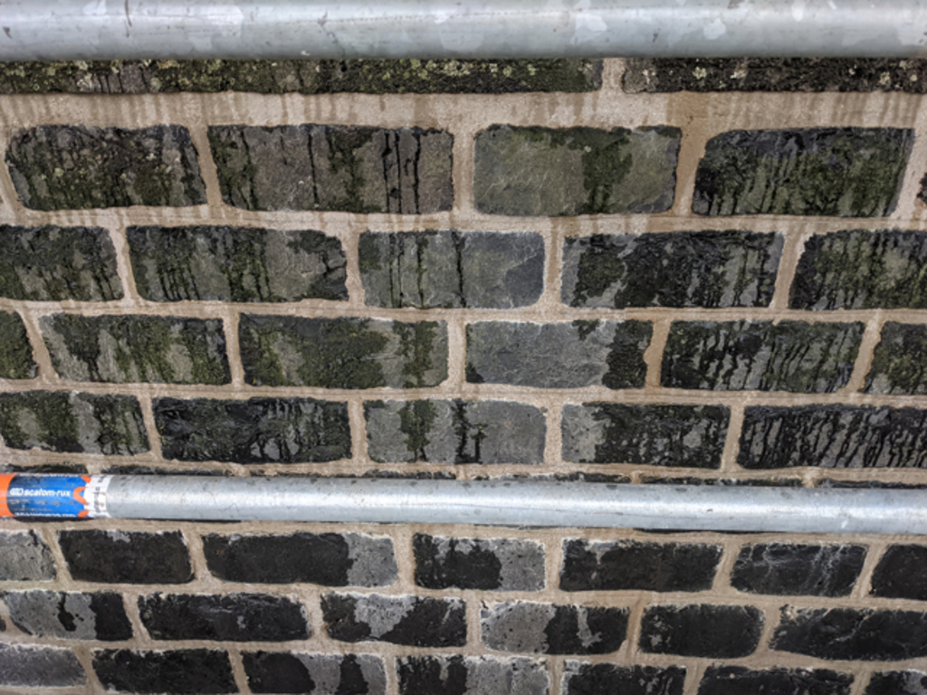 Sanierte Mauer unterhalb der Deutzer Drehbrücke