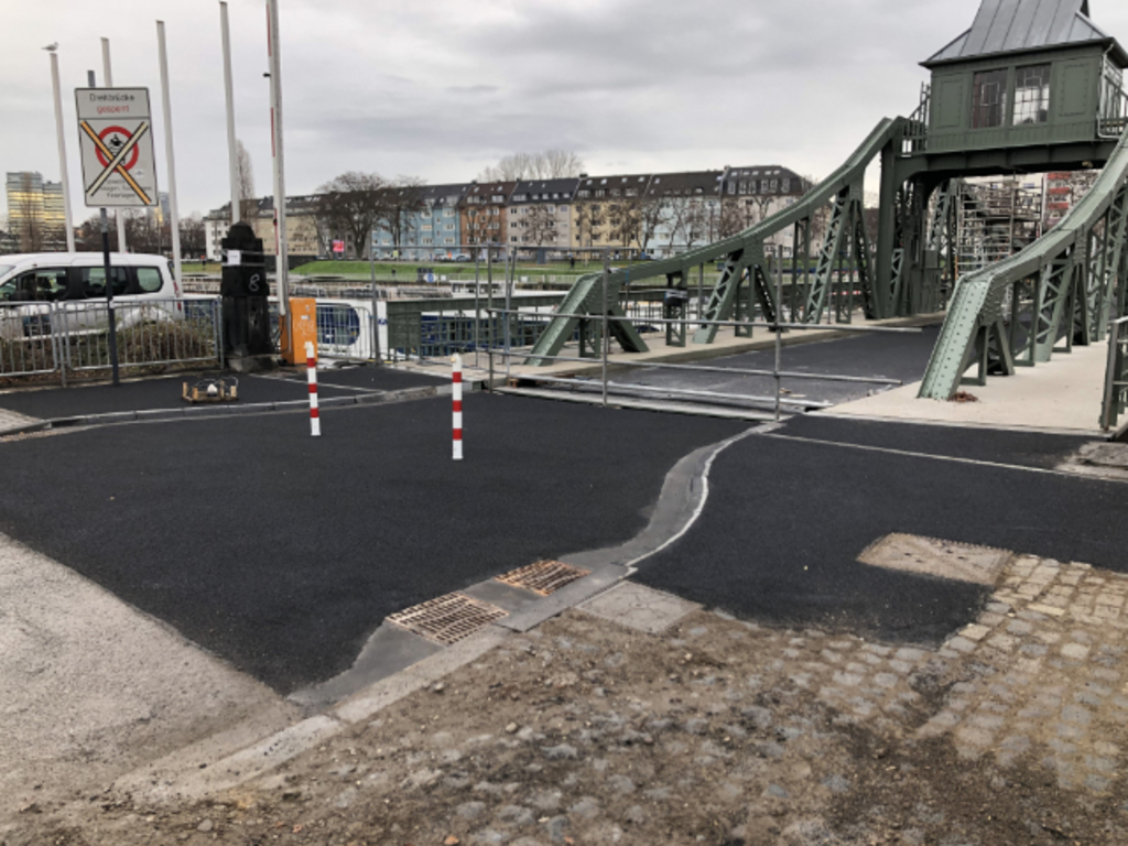 Zu sehen ist der fertige Straßenbau am Übergang der Deutzer Drehbrücke auf der Westseite.