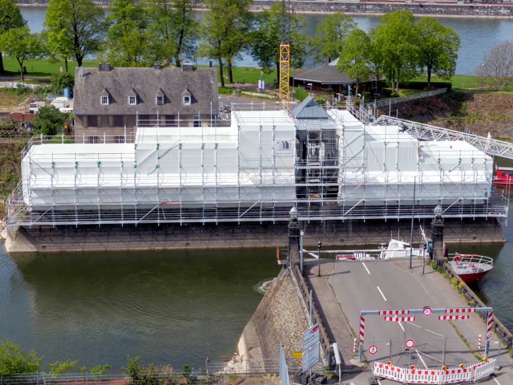 Drehbrücke zu 80 Prozent verhüllt