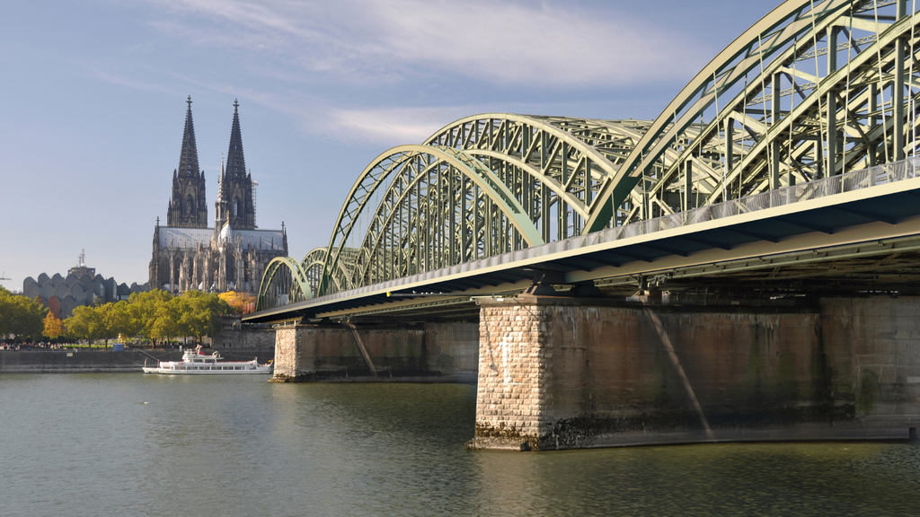 Zu sehen ist eine Visualisierung der Erweiterung der Hohenzollernbrücke mit Blickwinkeln vom der rechten Rheinseite vom Wasser aus.