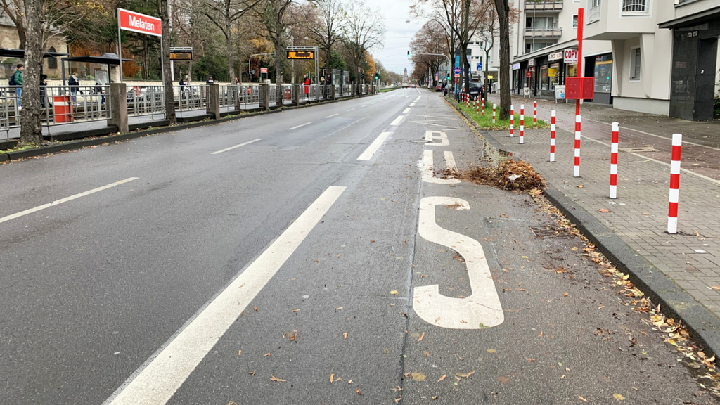 markierte Busspur auf der Aachener Straße