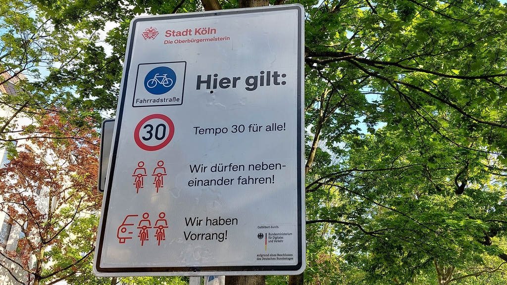 Hinweisschild, auf dem die Regeln auf einer Fahrradstraße erklärt werden
