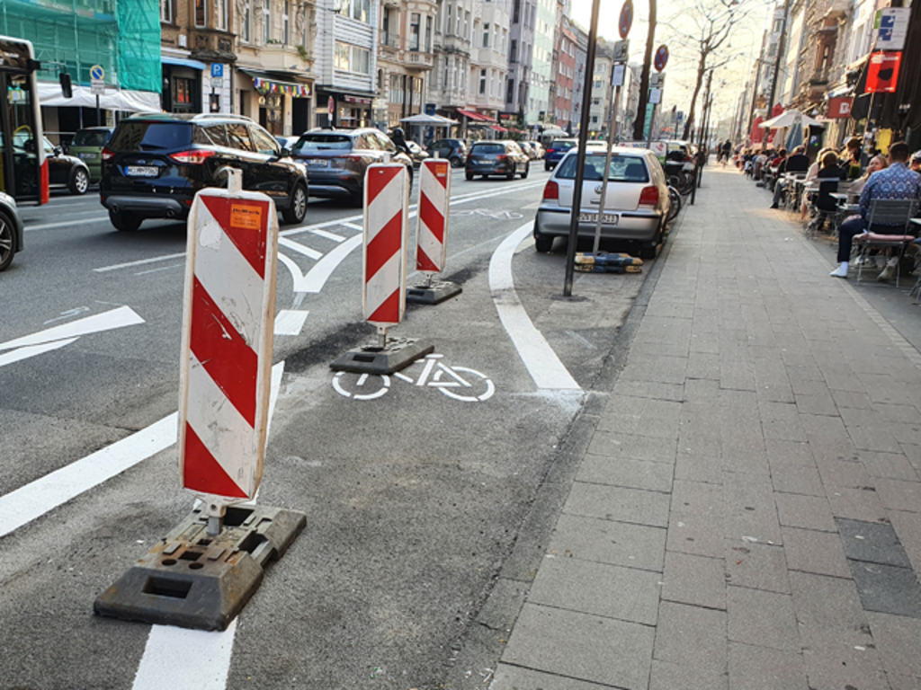 Radfahrender auf neu markiertem Radfahrstreifen auf der Aachener Straße