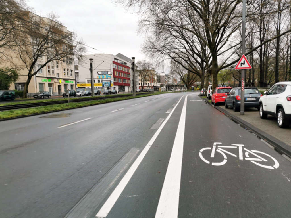 Radfahrstreifen auf der Aachener Straße in Richtung Richard-Wagner-Straße auf Höhe des Aachener Weihers