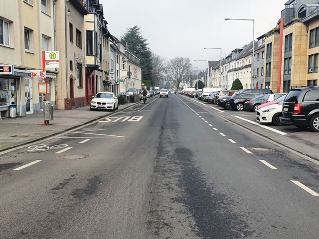 Beidseitiger Fahrradschutzstreifen auf dem Alten Militärring. Stadteinwärts fährt ein Radfahrer auf dem neuen Fahrradschutzstreifen.