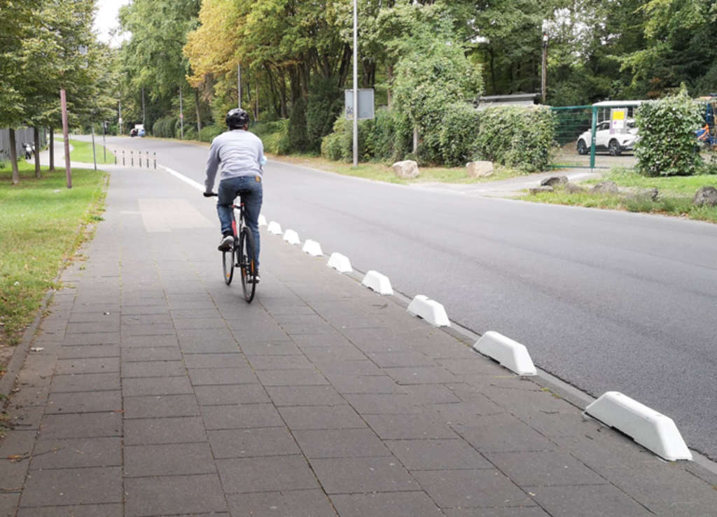 Bordsteinerhöhungen aus Kunststoff auf dem Auenweg