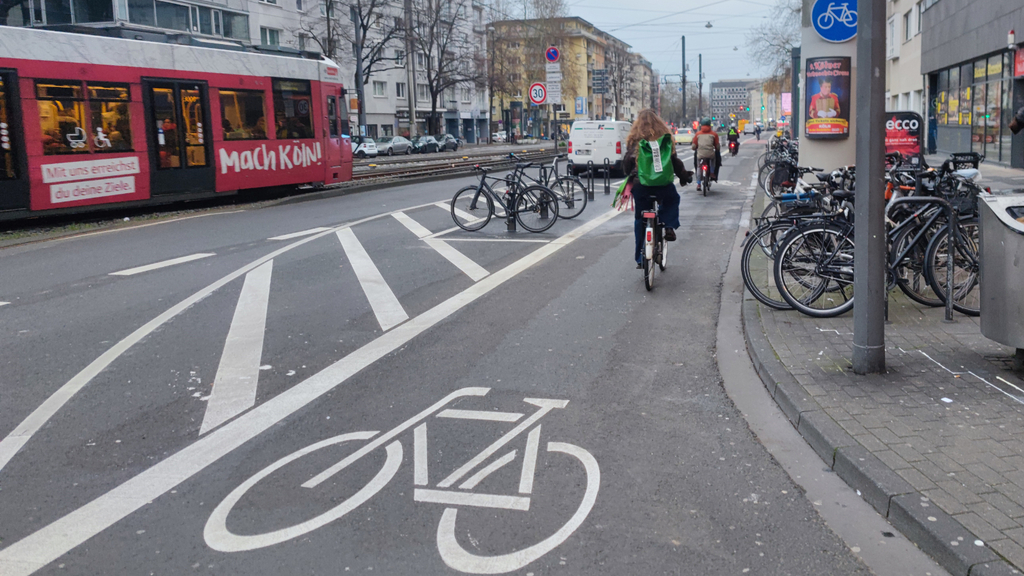 neuer durchgehender Radfahrstreifen am Barbarossaplatz, Richtung Chlodwigplatz