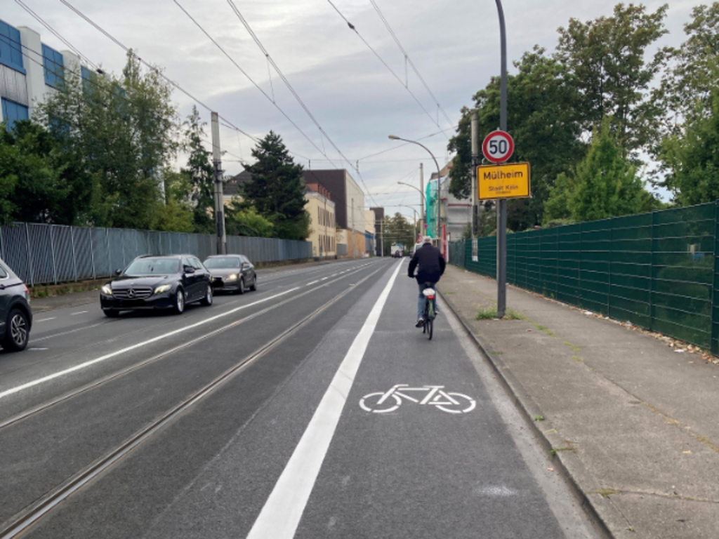 Radfahrender nutzt den neuen Radfahrstreifen auf der Berliner Straße