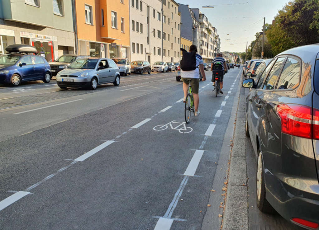 Radfahrer auf dem neuen Fahrradschutzstreifen auf der Berrenrath