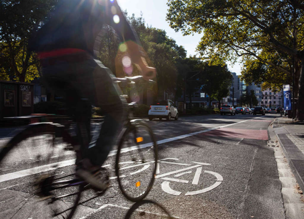Radfahrer nutzt neuen Radfahrstreifen auf der Cäcilienstraße