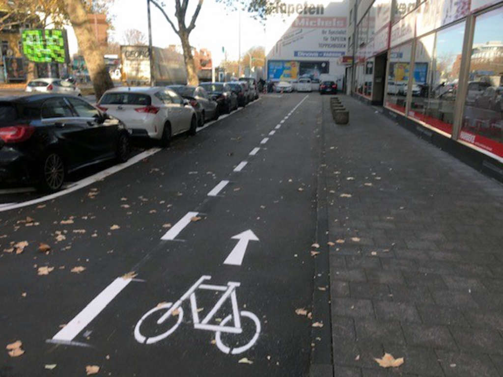 Anliegerfahrbahn am Clevischen Ring mit neuem Schutzstreifen für den Radverkehr
