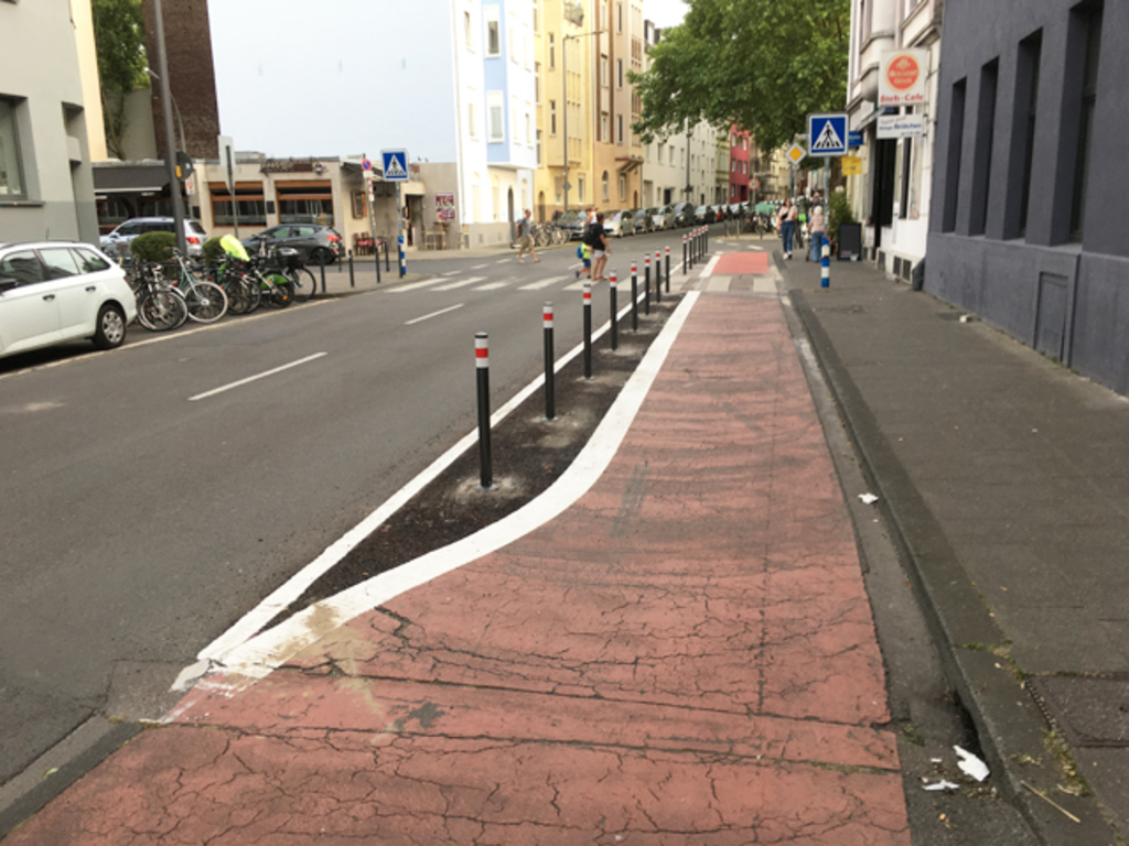 Radweg an der Deutz-Mülheimer Straße, der seitlich durch Poller geschützt ist