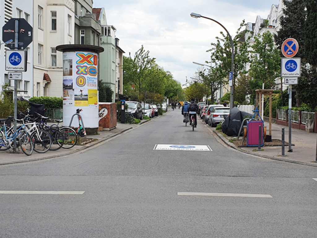 Radfahrende auf der neu eingerichteten Fahrradstraße Euskirchener Straße