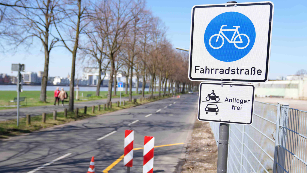 Neu eingerichtete Fahrradstraße auf der Alfred-Schütte-Allee