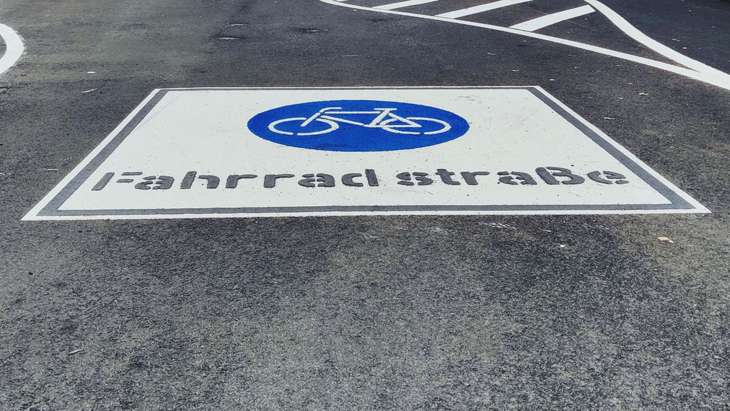 Symbol Fahrradstraße markiert auf einer Straße