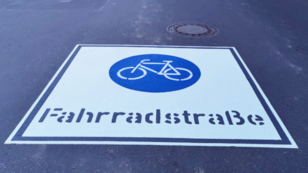 Symbol Fahrradstraße markiert auf einer Straße