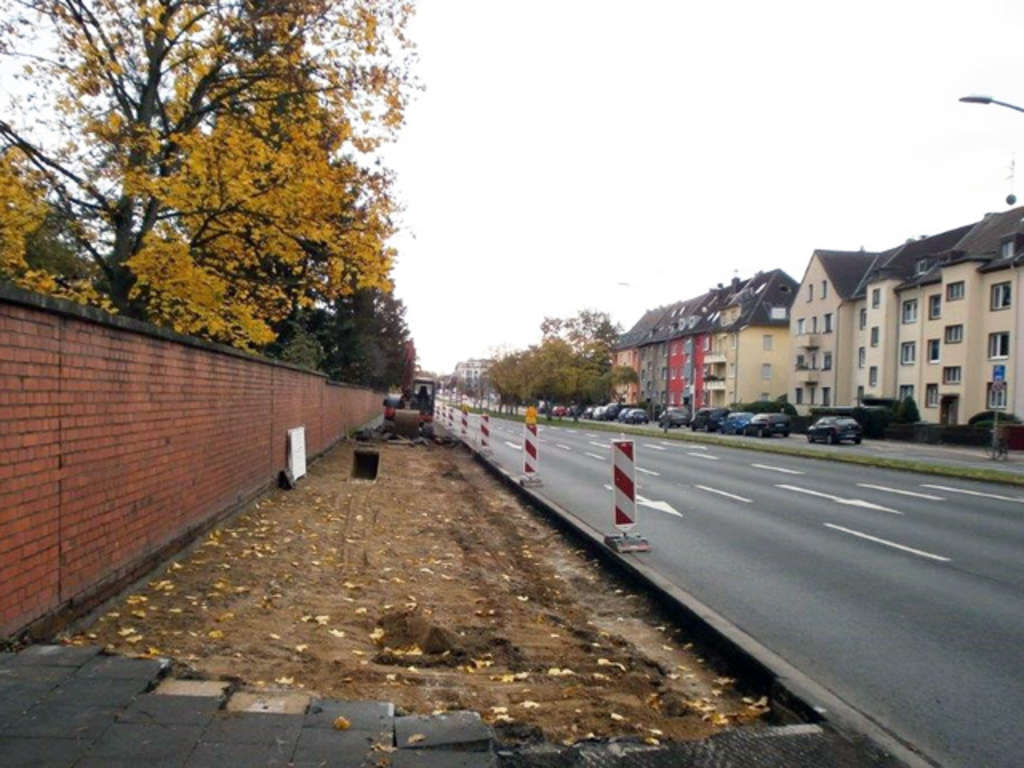 Arbeiten am Radweg entlang der Frankfurter Straße