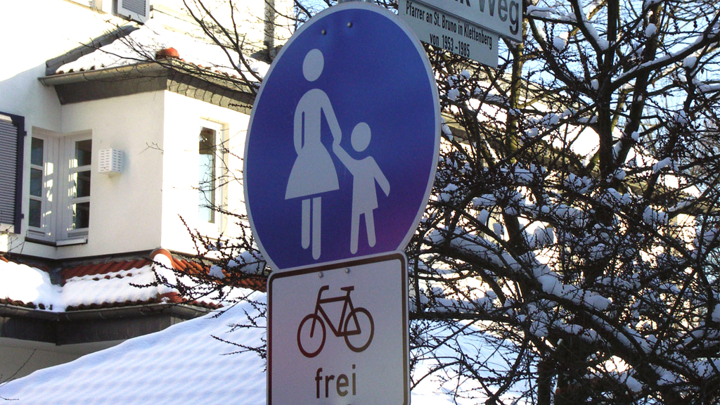 Verkehrsschild Fußweg mit dem Zusatz Radfahrende frei am Fritz-Eink-Weg