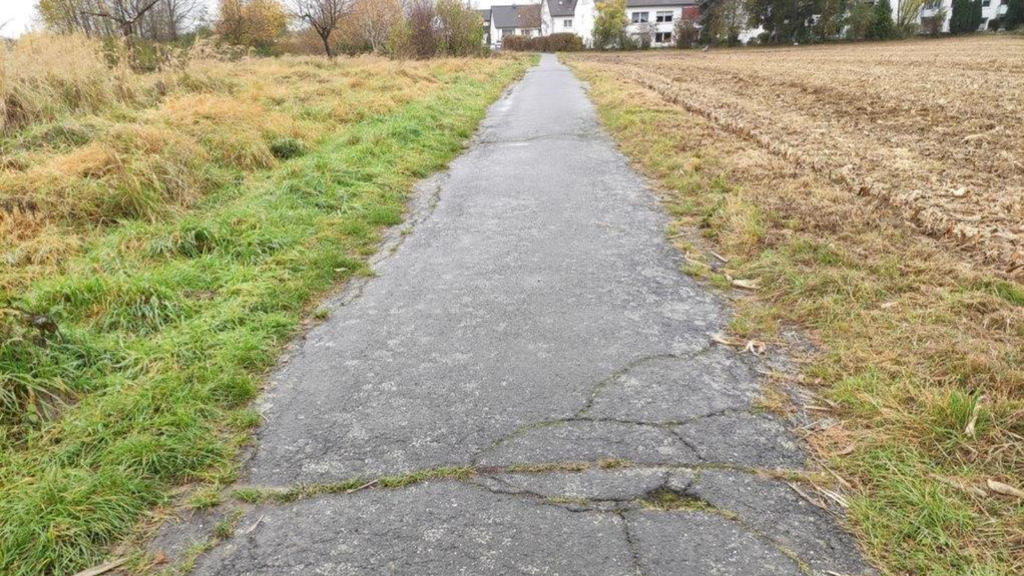 Wirtschaftsweg zwischen der Gilsonstraße und der Frankfurter Straße im desolaten Zustand