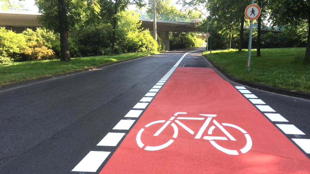 rot eingefärbte Radfahrspur in Richtung Gotenring