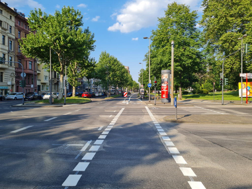 Neuer Radfahrstreifen über die Kreuzung Hansaring/Am Kümpchenshof