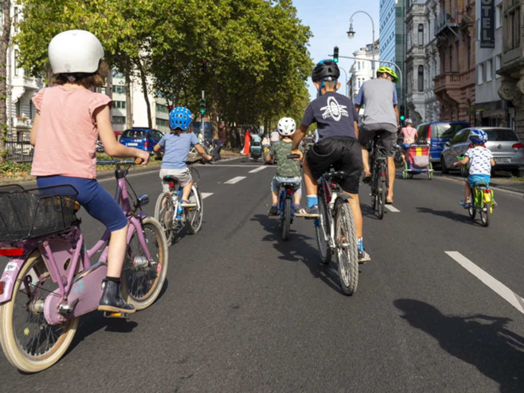 Kinder auf dem Fahrrad im Rahmen der Fahrraddemo Kidical Mass