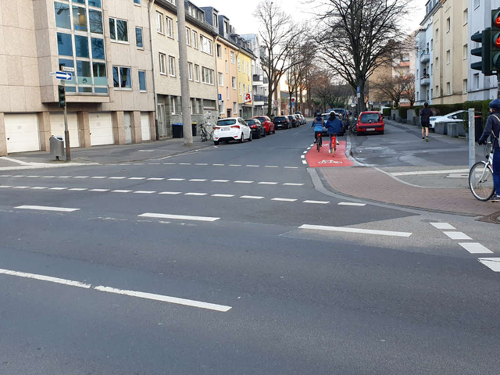 Zwei Radfahrende auf rot markierter Fläche in der Klosterstraße