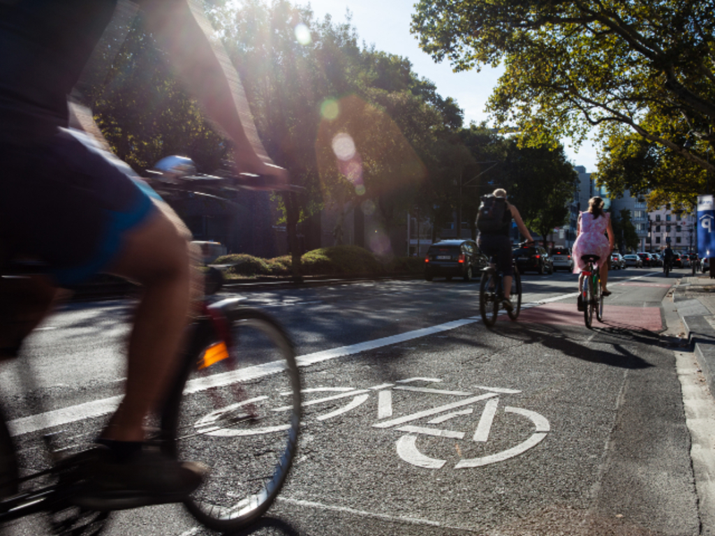 Mehrere Radfahrende auf einem Radweg in der Innenstadt